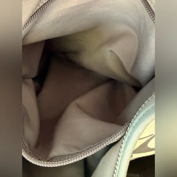 Coach EUC Gray Signature C’s Jacquard
canvas & leather Shoulder Bag - Picture 9 of 15